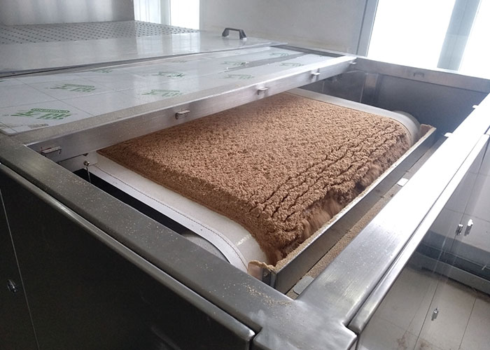 红麦麸微波干燥设备客户现场